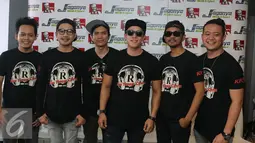 Grup band Repvblik berpose usai peluncuran album kedua di kawasan Tugu Tani, Jakarta, Rabu (7/9). Album kedua Repvblik bertajuk 'Aku Tetap Cinta' dengan memuat 13 lagu.(Liputan6.com/Herman Zakharia)