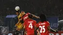 Gelandang Mitra Kukar, Yogi Rahadian (kiri) berebut bola dengan bek Semen Padang, Hengki Ardiles saat laga final Piala Jenderal Sudirman di Stadion GBK Jakarta, Minggu (24/1/2016). Mitra Kukar unggul 2-1 dan tampil juara. (Liputan6.com/Helmi Fithriansyah)