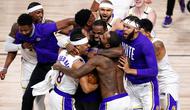 Para pebasket Los Angeles Lakers merayakan gelar juara usai menaklukkan Miami Heat Pada gim keenam final NBA di  AdvenHealth Arena, Senin (12/10/2020). Lakers menang dengan skor 106-93. (AP Photo/John Raoux)
