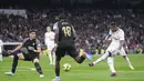 Bek Real Madrid, David Alaba melakukan tembakan ke gawang Elche selama pertandingan lanjutan La Liga Spanyol di stadion Santiago Bernabeu di Madrid, Spanyol, Kamis (16/2/2023). Kemenangan Real Madrid atas tim juru kunci klasemen Liga Spanyol menambah raihan mereka menjadi 48 poin dari 21 laga. (AP Photo/Manu Fernandez)