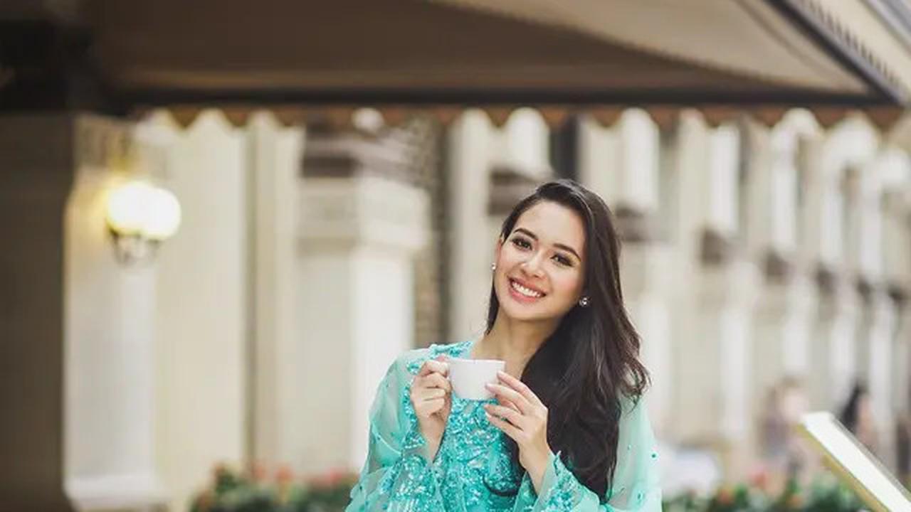 7 Inspirasi Outfit Warna Hijau Ala Elvira Devinamira, Pilihan di Cannes 2025 Curi Perhatian