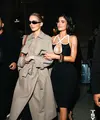 Kylie Jenner adalah pengunjung tetap di barisan depan Schiaparelli, tetapi hari ini ia juga menyaksikan kakaknya sendiri, Kendall Jenner. [@treyshotyou/@voguemagazine].
