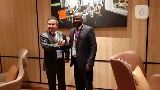 Duta Besar RI untuk Nigeria Usra Hendra Harahap dan Ketua WASH (Water, Sanitation, and Hygiene) Liberia, Duta Besar Bobby Whitefield.