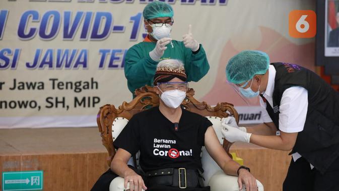 Guber Jateng Ganjar Pranowo menerima vaksin covid 19 ( foto : Liputan6.com/Septi Nur Eka Mafiroh/edhie prayitno ige)