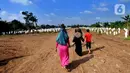 Warga usai melakukan ziarah makam menyambut bulan Ramadhan 1442 H di Tempat Pemakaman Umum (TPU) khusus covid-19 di Srengseng sawah 2, Jakarta Selatan, Jumat (09/04/2021). Tradisi ziarah makam dalam menyambut bulan Ramadhan setiap tahun dilakukan oleh umat Islam.
(merdeka.com/Arie Basuki)