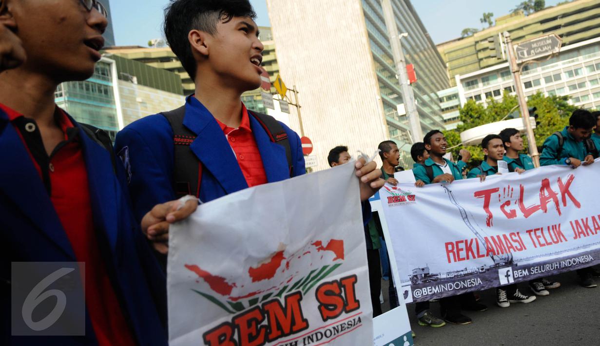 Aksi BEM Seluruh Indonesia (SI) saat penolakan reklamasi Teluk Jakarta di Car Free Day (CFD), Bundaran HI, Minggu (11/9). Dalam aksinya, mereka menolak reklamasi Pulau G di Pantai Utara Jakarta untuk dilanjutkan. (Liputan6.com/Faizal Fanani)
