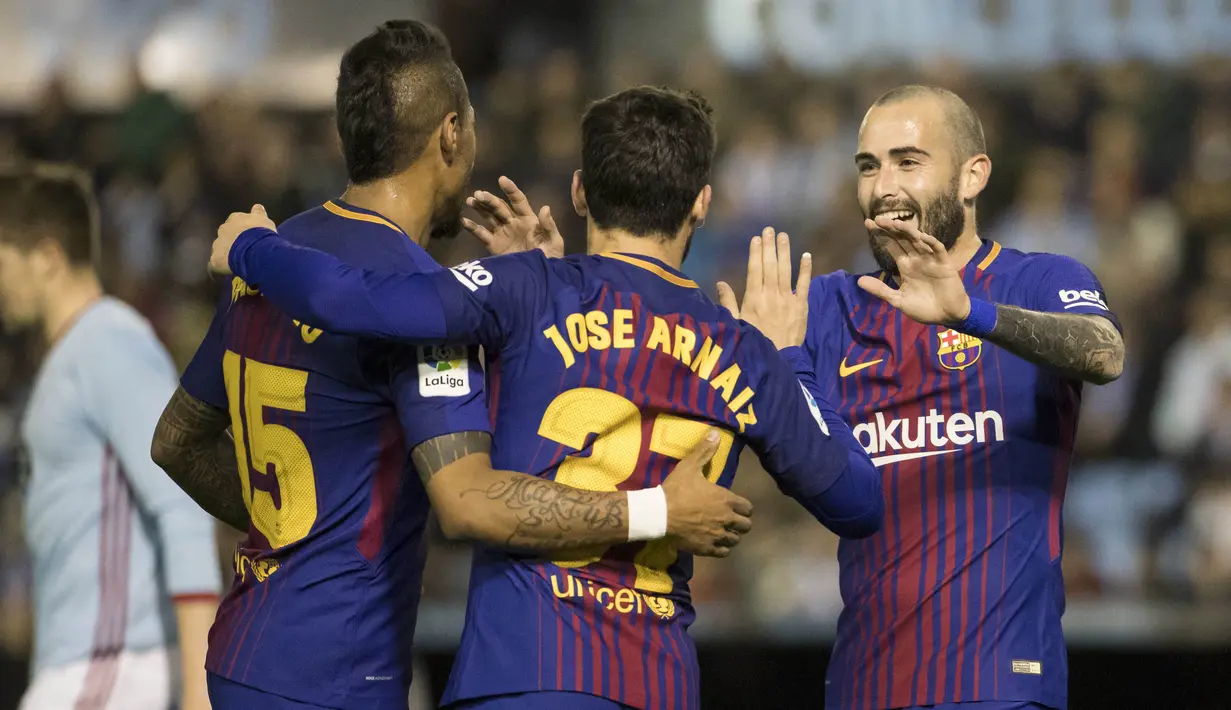 Para pemain Barcelona merayakan gol yang dicetak oleh Jose Arnaiz ke gawang Celta Vigo pada leg pertama babak 16 besar Copa del Rey di Stadion Balaidos, Kamis (4/1/2018). Kedua tim bermain imbang 1-1. (AP/Lalo R. Villar)