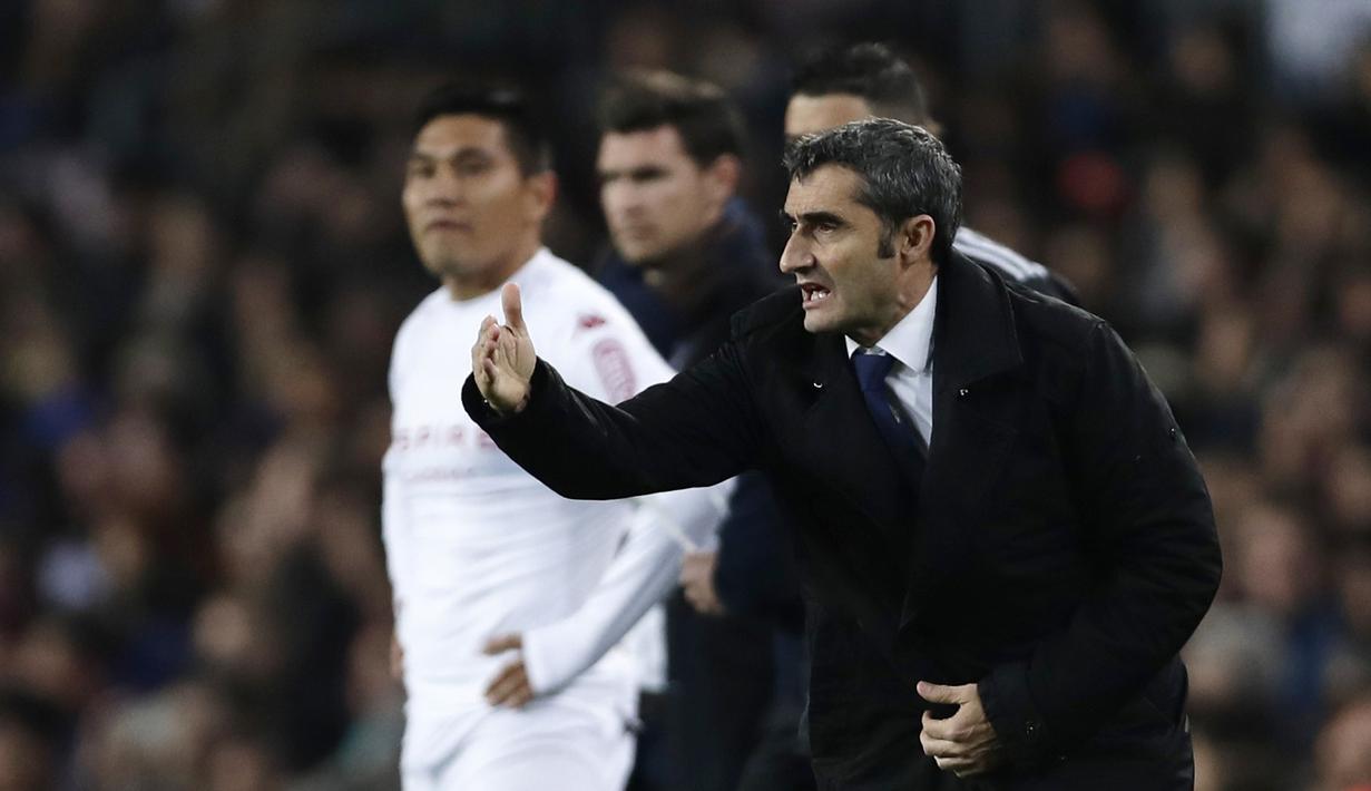 Pelatih Barcelona, Ernesto Valverde, memberikan arahan kepada anak asuhnya saat melawan Cultural Leonesa pada laga Copa del Rey di Stadion Camp Nou, Rabu (5/12). Barcelona menang 4-1 atas Cultural Leonesa. (AP/Manu Fernandez)