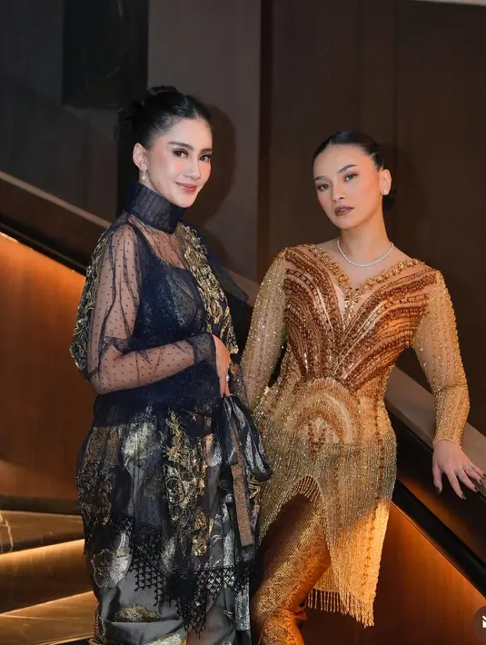 Selalu hadir sejak lamaran hingga resepsi, Violenzia Jeanette tampil mengenakan kebaya berpayet dan berumbai warna emas yang serasi dengan Fuji An di momen resepsi Frans dan Indah. [@violenziajean].