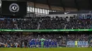 Pemain Manchester City dan Chelsea berdoa untuk anggota klub Chapecoense yang menjadi korban kecelakaan pesawat sebelum berlaga di Stadion Etihad, Sabtu (3/12/2016). (Action Images via Reuters/Jason Cairnduff)