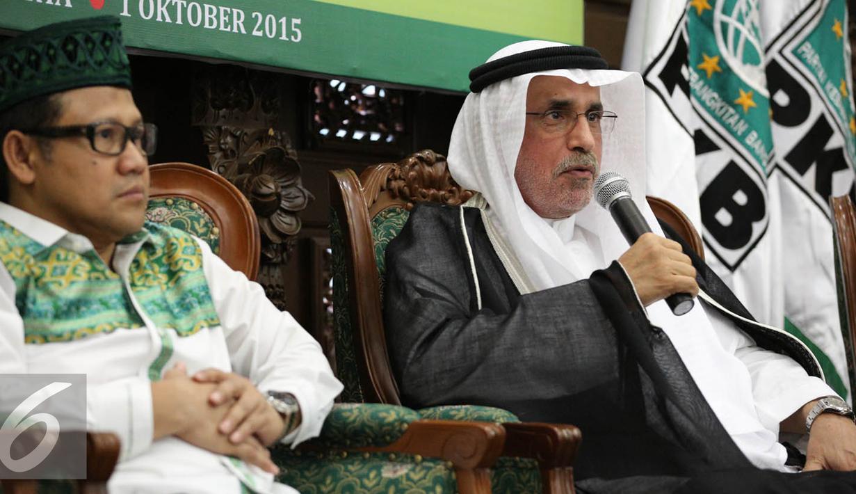 Dubes Saudi Arabia Musthafa Ibrahim Al Mubarak (kiri) memberikan keterangan saat diskusi Tragedi Mina di Jakarta, Kamis (1/10/2015). Diskusi membahas situasi jamaah haji Indonesia paska tragedi Mina. (Liputan6.com/Faizal Fanani)