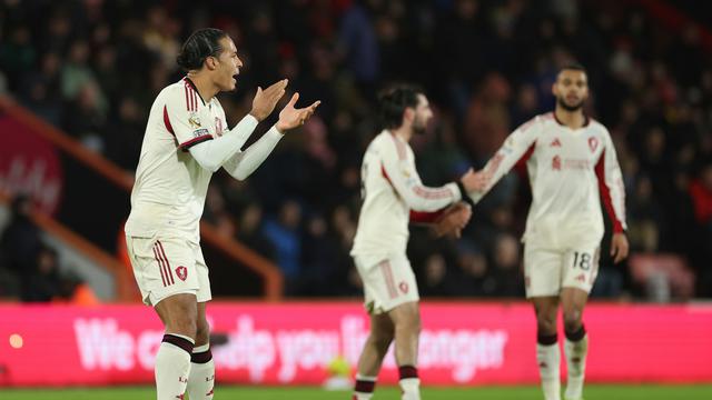 Kapten Liverpool Virgil van Dijk (kiri) berusaha menyemangati rekan-rekannya di laga kontra Bournemouth di pekan ke-23 Liga Inggris 2025/2026 di Vitality Stadium, Minggu (25/01/2026) dini hari WIB.