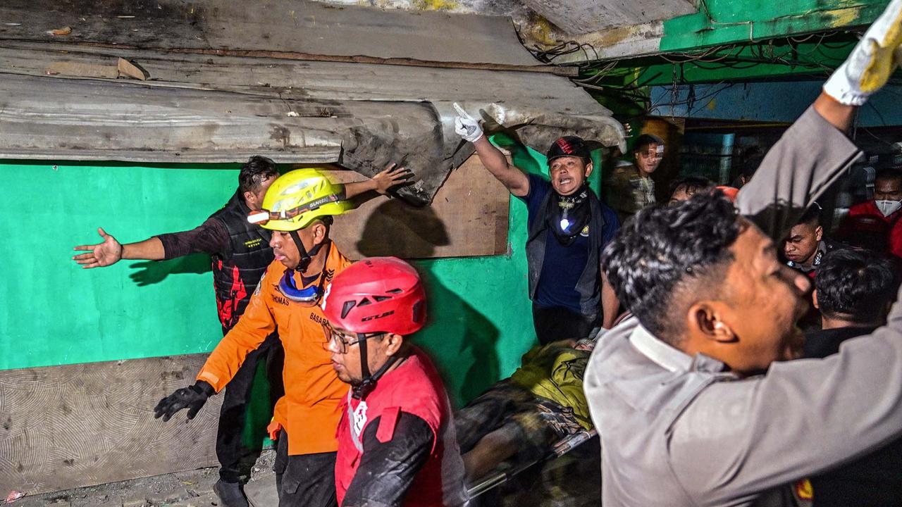 FOTO: Evakuasi Korban Runtuh Musala Pesantren di Sidoarjo, Satu Santri Tewas dan Puluhan Terluka