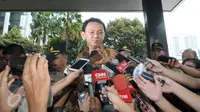 Gubernur DKI Jakarta Basuki 'Ahok' Tjahaja Purnama memberikan keterangan setibanya di Gedung KPK, Jakarta, Selasa (12/4). Ahok memenuhi panggilan KPK terkait pemberian keterangan soal perkara pembelian lahan RS Sumber Waras (Liputan6.com/Helmi Afandi)