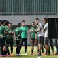 Pelatih Timnas Indonesia, Simon McMenemy, memberikan arahan kepada anak asuhnya saat sesi latihan di Stadion Pakansari, Bogor, Kamis (22/8). Latihan tersebut untuk persiapan jelang laga kualifikasi Piala Dunia 2022. (Bola.com/M Iqbal Ichsan)