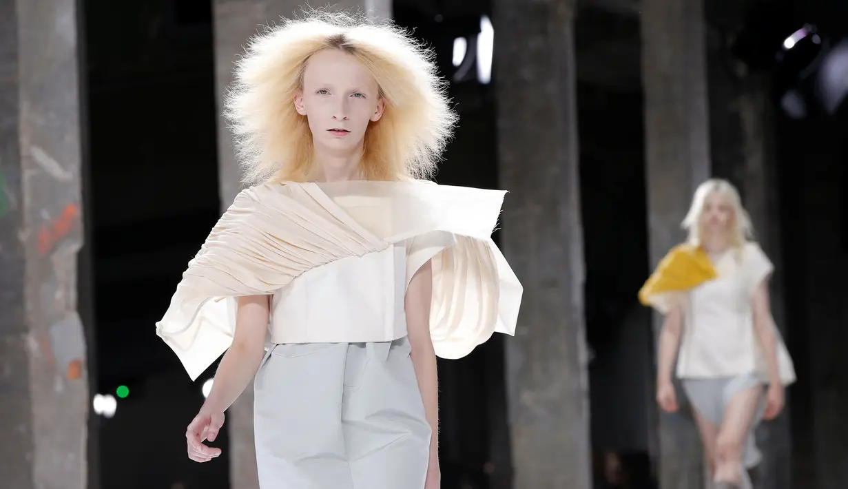 Model berjalan di atas catwalk membawakan busana karya desainer Rick Owens asal AS dalam koleksi Spring/Summer 2017 pada Paris Fashion Week di Paris, Prancis (29/9). (REUTERS/Gonzalo Fuentes)