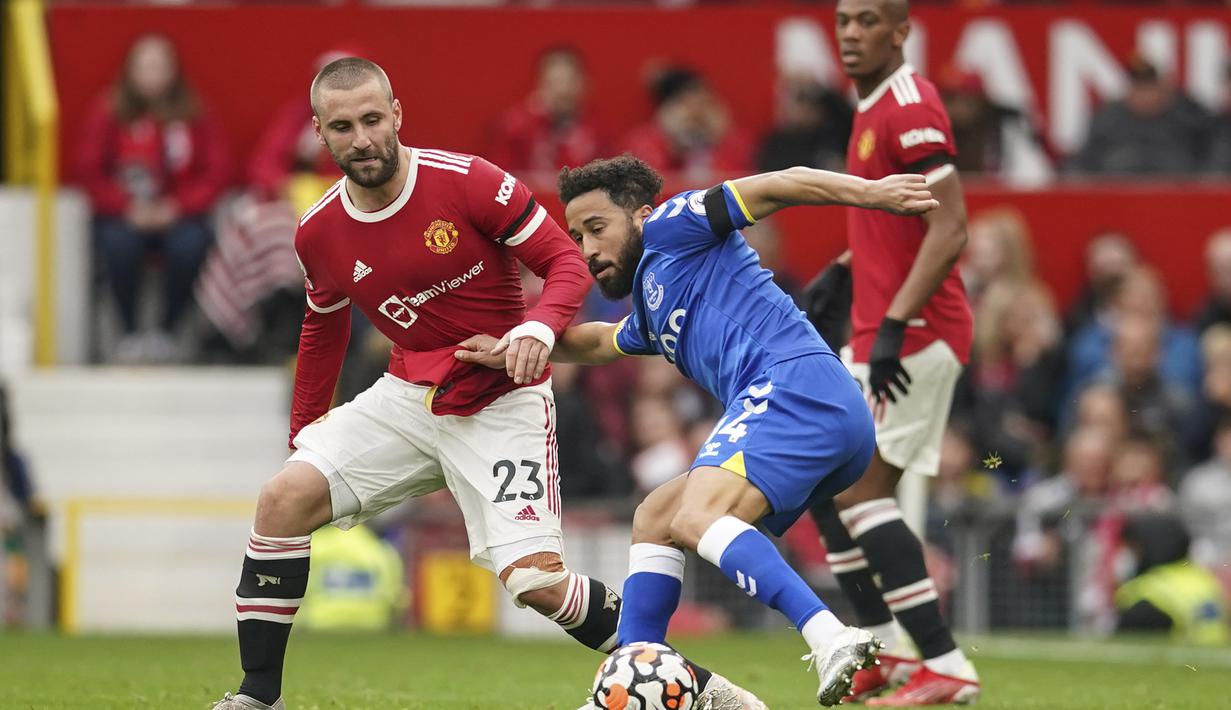 Tak lama berselang gantian Everton yang memperoleh peluang. Umpan tendangan bebas yang dilepaskn Andros Townsend dieksekusi Michael Keane denan sebuah sundulan yang masih menyamping dari gawang David De Gea. (AP/Dave Thompson)