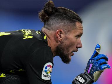Kiper Cadiz, Jeremias Ledesma menjadi sorotan usai dirinya tampil memukau saat bertandang ke markas Real Madrid pada Selasa (20/12/2021) dini hari WIB. Meski dihujani tembakan, Ledesma mampu mempertahankan gawangnya bebas dari kebobolan. (AP/Bernat Armangue)