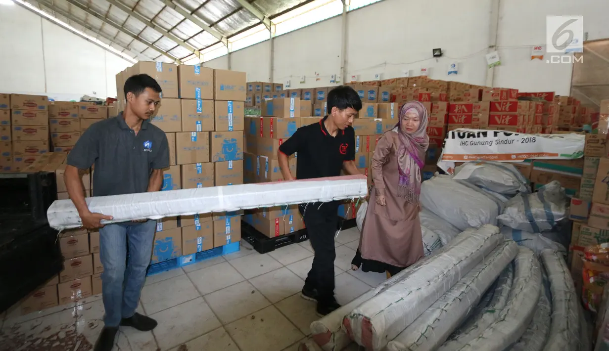 Manager Corporate Affairs JICT Indira Lestari (kanan) menyerahkan bantuan 4 tenda darurat kepada tim ACT di Gudang IHC-ACT Parung, Bogor, Jumat (12/10). Bantuan diperuntukkan kepada korban gempa dan tsunami di Palu dan Donggala. (Liputan6.com/HO/Arif)
