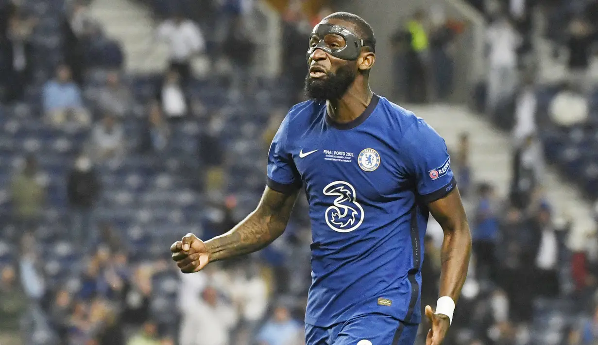 Antonio Rudiger - Bek tengah Chelsea itu juga dikabarkan menjadi salah satu pemain yang akan cabut dari Liga Inggris. Kontraknya yang akan berakhir dan godaan dari Bayern Munchen, PSG dan Real Madrid bisa membuatnya hengkang tahun depan. (AFP/Pierre-Philippe Marcou)