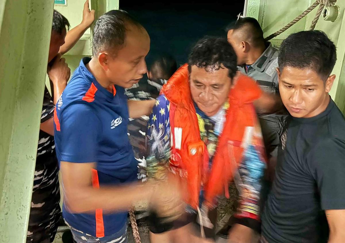 FOTO: Momen Dramatis KRI Banjarmasin Selamatkan ABK di Tengah Cuaca Buruk