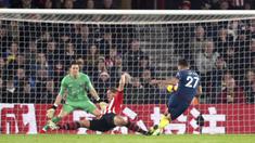 Pemain West Ham United, Lucas Perez, melepaskan tendangan saat melawan Southampton pada laga Premier League di Stadion St Mary, Kamis (27/12). West Ham United menang 2-1 atas Southampton. (AP/Andrew Matthews)