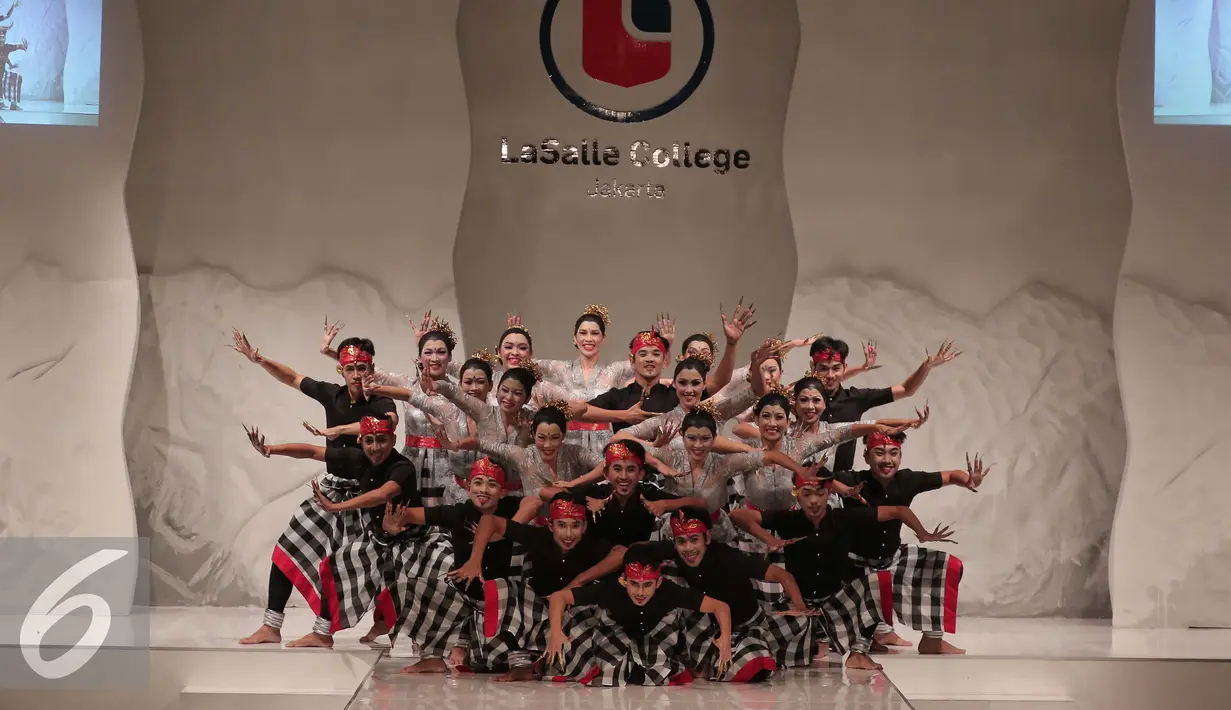Tarian dari budaya Bali kuno dihadirkan oleh LaSalle College pada Fashion Nation di Senayan City, Jakarta (15/4). Karya mahasiswa Lasalle Collage ini bereksplorasi dengan budaya Bali pada Fashion Nation tahun ini.  (Liputan6.com/Gempur M Surya)