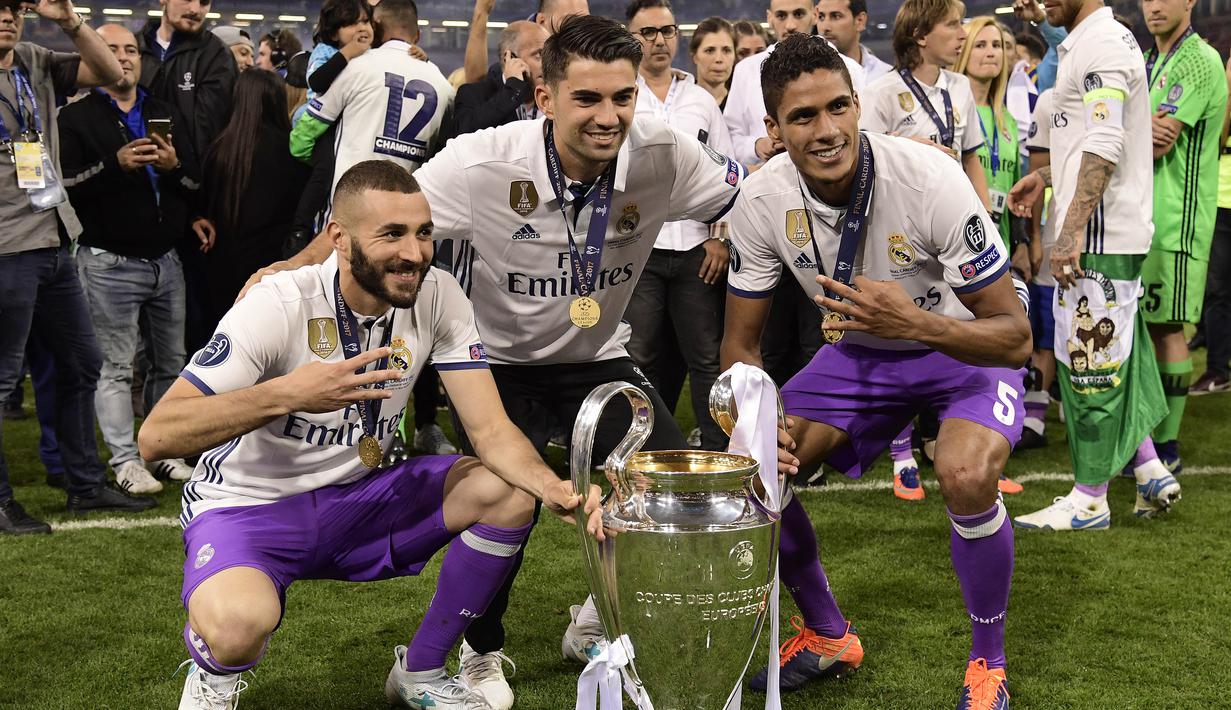 Enzo Zidane (tengah) berfoto bersama trofi Liga Champions bersama Real Madrid,  Enzo lahir di Bordeaux, Prancis, 24 Maret 1995 dan melakukan debut di tim utama Real Madrid saat melawan Cultural Leonesa pada ajang Copa del Rey. (AFP/Javier Soriano)
