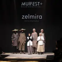 Desainer Ali Charisma memuji desain rancangan siswi SMK NU Banat yang memamerkan koleksi 'Luwur' di MUFFEST+ 2022