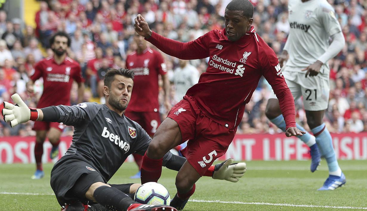 Gelandang Liverpool, Georginio Wijnaldum, berusaha melewati kiper West Ham, Lukasz Fabianski, pada laga Premier League di Stadion Anfield, Minggu (12/8/2018). Liverpool menang 4-0 atas West Ham. (AP/David Davies)