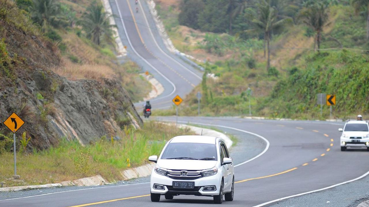 Jalur ini membentang dari ujung Banten hingga ujung Banyuwangi di Jawa Timur sepanjang 1.605 kilometer yang akan selesai pada akhir tahun 2023 ini.