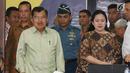 Wakil Presiden Jusuf Kalla didampingi Menko PMK Puan Maharani saat tiba untuk memimpin rakor persiapan Asean Games 2018 di Jakarta, Senin (19/2). Rakor tersebut membahas evaluasi empat poin penting. (Liputan6.com/Angga Yuniar)