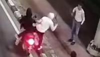 Viral di sosial media sebuah video yang memperlihatkan pemotor berboncengan mendadak dicegat begal saat melintas di Jalan Gunung Sahari Raya, Jakarta Pusat. (Foto: Tangkapan Layar Sosmed)