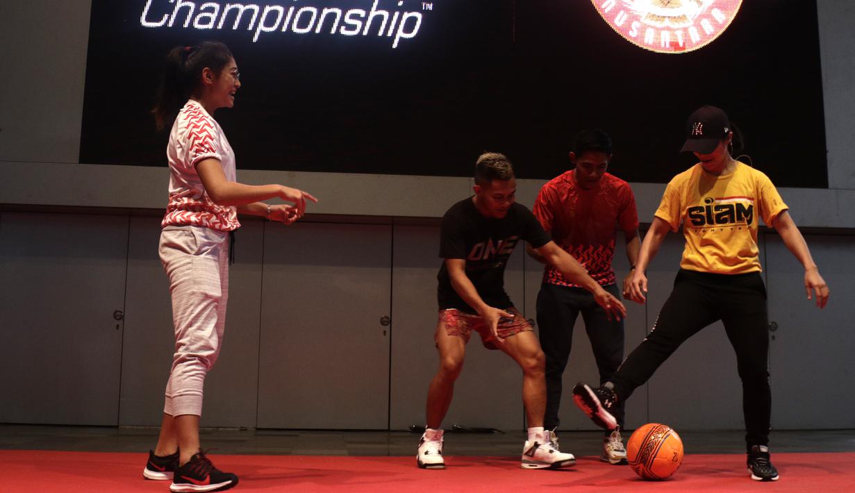 Petarung One Championship, Priscilla Hertati Lumban Gaol, saat acara meets and greet ONE Championship dan Timnas Indonesia di Gandaria City Mall, Jakarta, Sabtu (25/1). ONE Championship dan PSSI bersinergi untuk pengembangan atlet di Tanah Air. (Bola.com/Yoppy Renato)