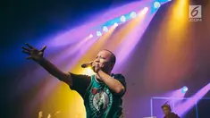 Penampilan Rapper Iwa K saat menggelar konser Batman Kasarung di The Pallas, SCBD, Jakarta, Selasa (4/4). Konser tersebut digelar untuk merayakan 25 tahun Iwa K berkarier di industri musik Indonesia. (Liputan6.com/Faizal Fanani)
