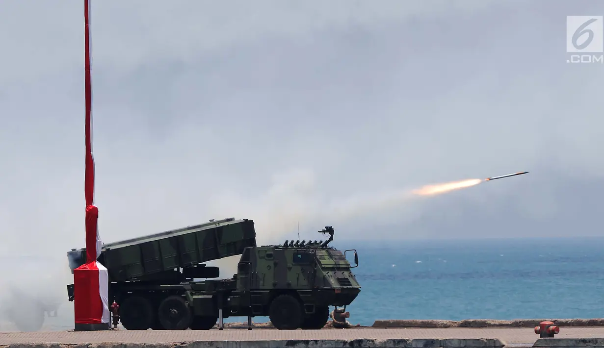 Atraksi kendaraan tempur dalam acara HUT ke-72 TNI di Dermaga Indah Kiat Cilegon, Banten, Kamis (5/10). Acara HUT ini dimeriahkan oleh demo tempur 5.932 pasukan dan alat utama sistem persenjataan (alutsista) baru dan canggih. (Liputan6.com/Angga Yuniar)