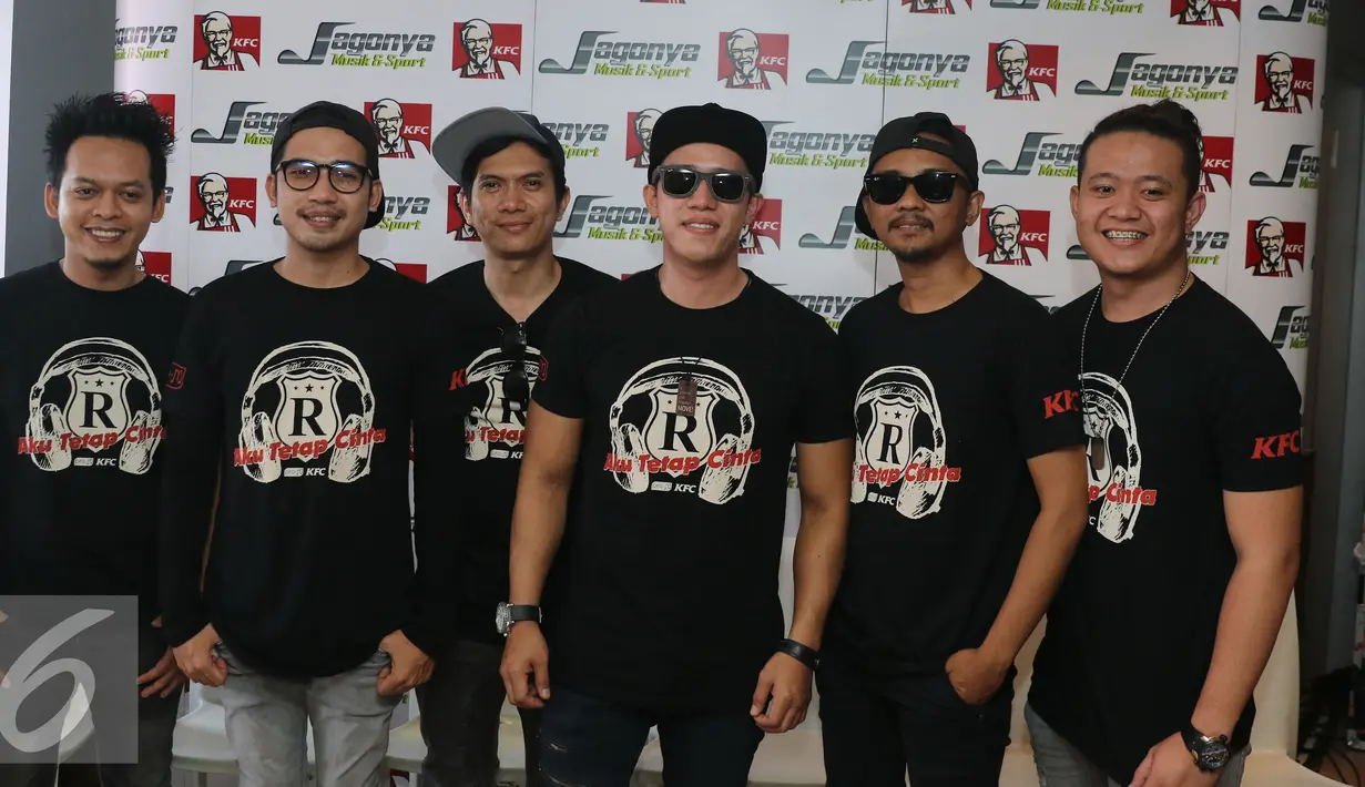 Grup band Repvblik berpose usai peluncuran album kedua di kawasan Tugu Tani, Jakarta, Rabu (7/9). Album kedua Repvblik bertajuk 'Aku Tetap Cinta' dengan memuat 13 lagu.(Liputan6.com/Herman Zakharia)