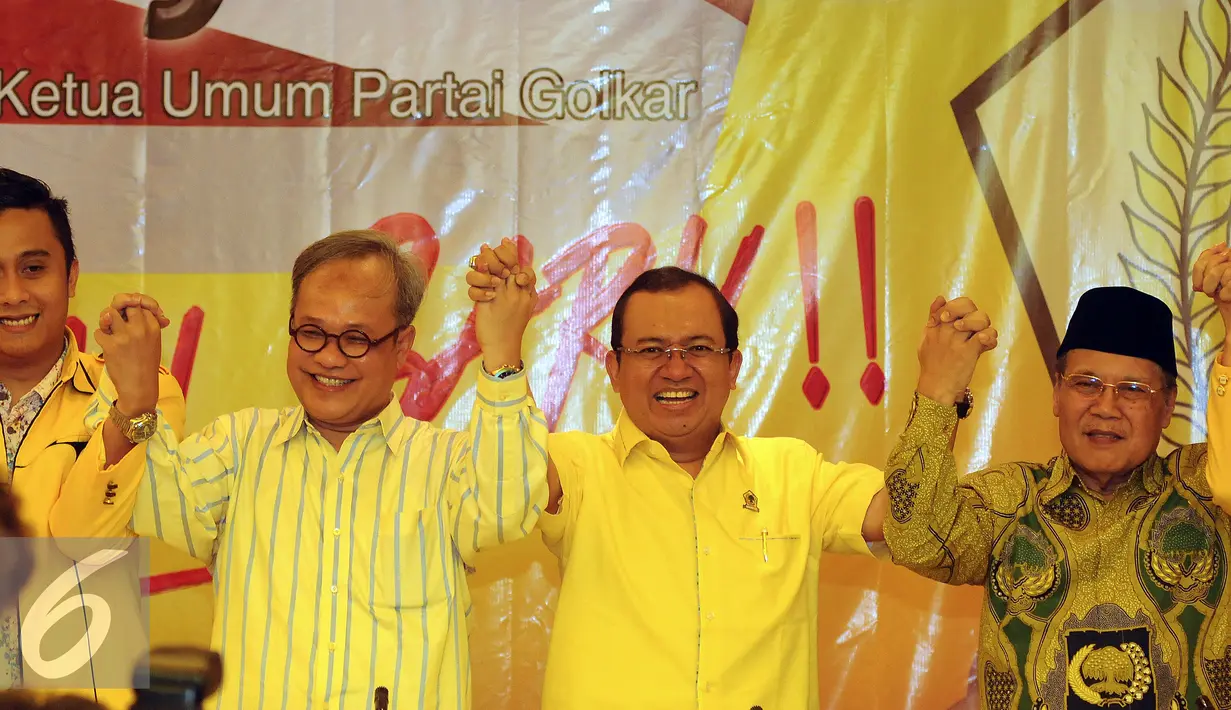 Priyo Budi Santoso (ketiga kiri) mengangkat tangan usai pendeklarasian dirinya menjadi Calon Ketua Umum Partai Golkar di Jakarta, Kamis (14/4/2016). Pemilihan dilaksanakan pada Munaslub Partai Golkar, Mei mendatang. (Liputan6.com/Helmi Fithriansyah)