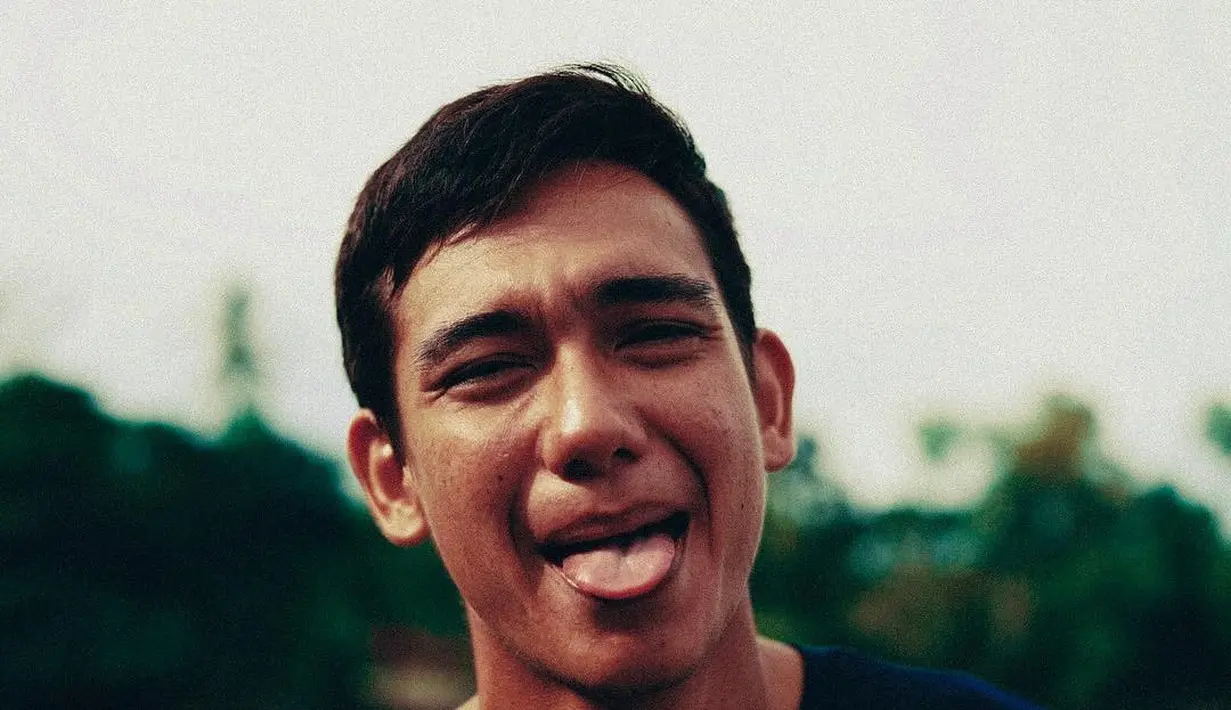 Adipati Dolken sendiri memang diketahui senang jalan-jalan. Ia pun bercerita menemukan pantai yang indah di Yogyakarta. (instagram/adipatidolken)