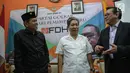 Ketua DPD I Partai Golkar Provinsi Jabar Dedi Mulyadi (kiri), Ketua DPD I Partai Golkar Provinsi Jateng Wisnu Suhardono (tengah) dan Ketum PPK Kosgoro 1957 HR Agung Laksono berbincang sebelum berdiskusi, Jakarta, Rabu (22/11). (Liputan6.com/Faizal Fanani)