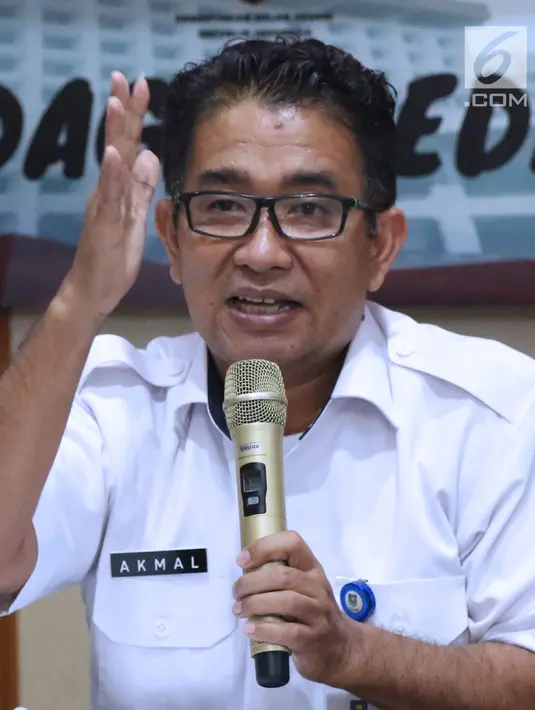 Sesditjen Otda Kemendagri, Akmal Malik (kanan) memberi keterangan terkait masalah penghentian pelayanan publik di 12 kecamatan dan 56 kelurahan di Kota Bekasi, Jawa Barat pada Jumat (27/7) lalu di Jakarta, Rabu (1/8). (Liputan6.com/Helmi Fithriansyah)