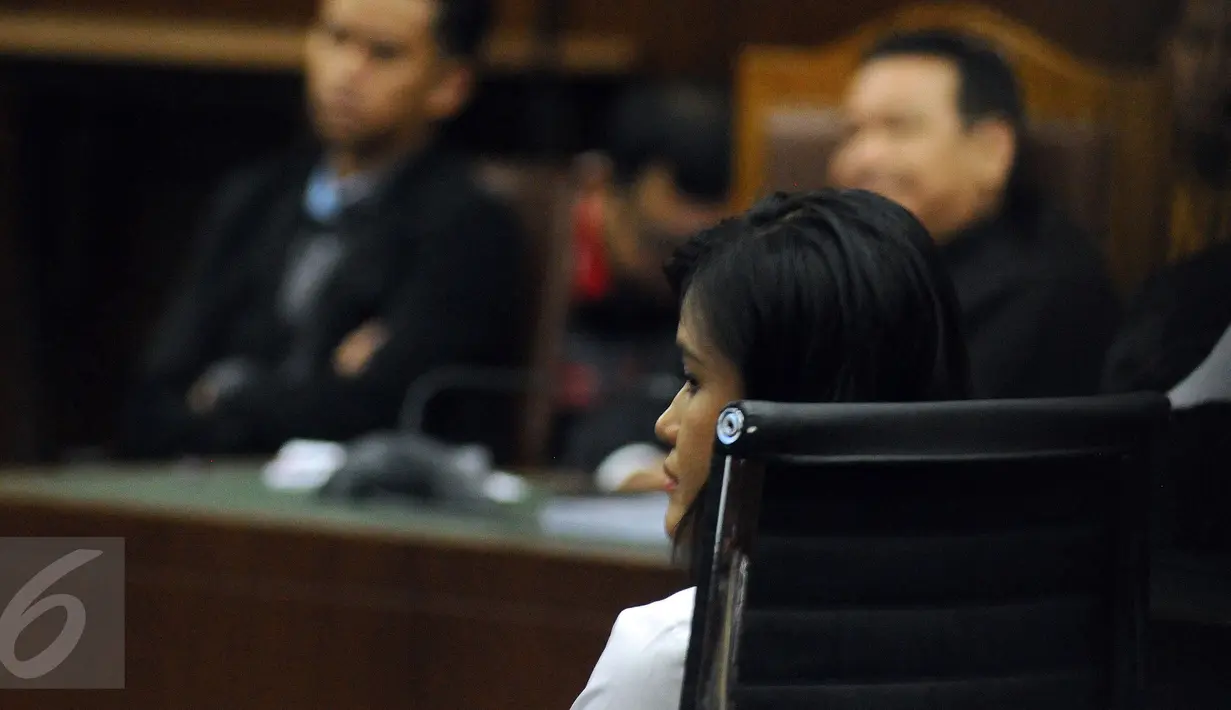 Terdakwa kasus dugaan pembunuhan Wayan Mirna Salihin, Jessica Kumala Wongso menyimak pembacaan nota replik JPU pada sidang lanjutan di PN Jakarta Pusat, Senin (17/10). Sidang beragendakan pembacaan nota replik JPU. (Liputan6.com/Helmi Fithriansyah)
