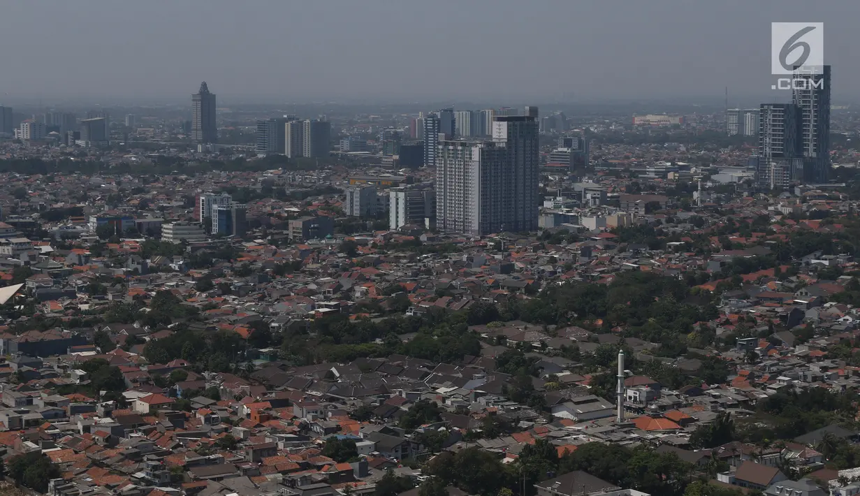 Suasana perkampungan padat penduduk di Jakarta, Kamis (30/8/2019). Direktur Konsolidasi Tanah Kementerian (ATR/BPN), Doni Widoantoro juga menjelaskan masih banyak permukiman tumbuh liar di tanah tak bertuan. (Liputan6.com/Angga Yuniar)