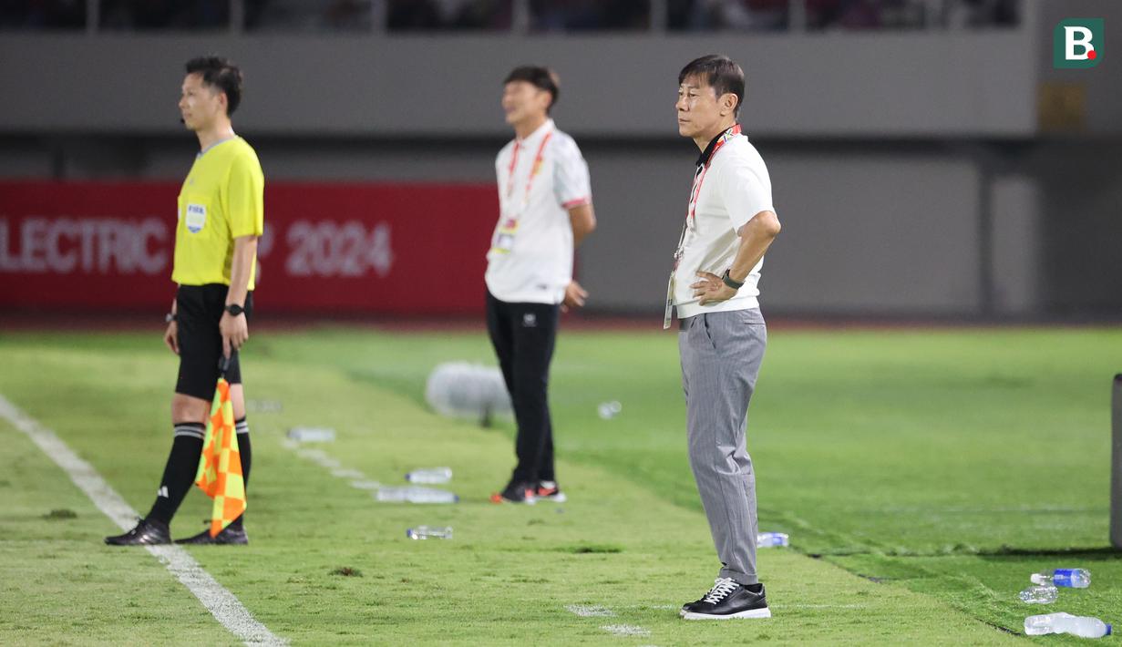 <p>Pelatih Timnas Indonesia, Shin Tae-yong memberikan arahan kepada pemainnya&nbsp;saat laga lanjutan Grup B Piala AFF 2024 melawan Laos di Stadion Manahan, Solo, Jawa Tengah, Kamis (12/12/2024). (Bola.com/Abdul Aziz)</p>