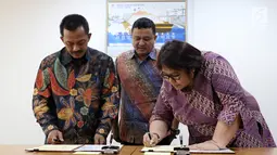 Direktur Gas dan EBT Pertamina Yenni Andayani bersama Dirut PGN Jobi Triananda Hasjim menandatangani kerjasama Pembangunan dan Pengoperasian bersama Pipa Transmisi Gas Duri-Dumai di di Kementerian BUMN, Jakarta, Jumat (9/6). (Liputan6.com/Angga Yuniar)