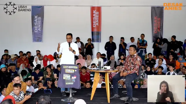 Calon Presiden (Capres) nomor urut satu Anies Baswedan saat menghadiri acara 'Desak Anies' di Lapangan Cindua Mato, Tanah Datar, Sumbar, Rabu (3/1/2024).
