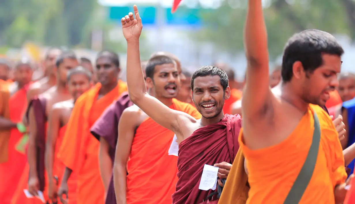 Sejumlah mahasiswa berunjuk rasa di Kolombo, Sri Lanka, Rabu (17/5). Mereka menolak universitas medis swasta yang dianggap membahayakan tradisi pendidikan yang didanai pemerintah. (AP/Eranga Jayawardena)