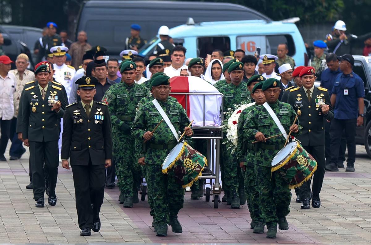 FOTO: Ryamizard Ryacudu Dimakamkan Secara Militer di TMP Kalibata