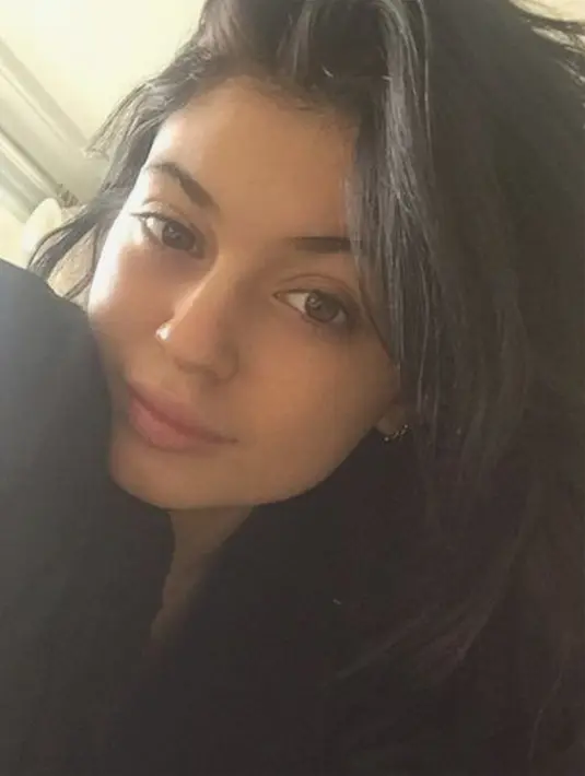 Kylie Jenner bahkan tampak percaya diri memperlihatkan wajah natural dan mengunggahya di Instagram. (instagram/kyliejenner)
