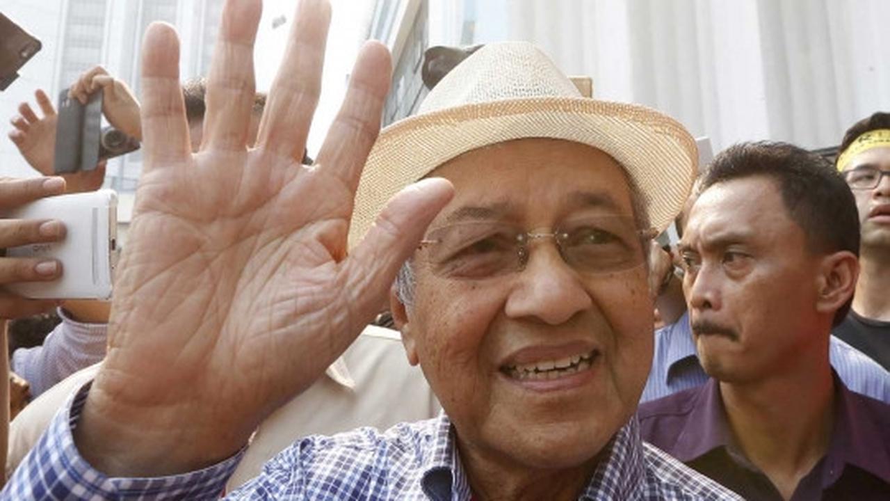 Bertopi koboi, Mahathir Mohamad ikut demo Najib Razak